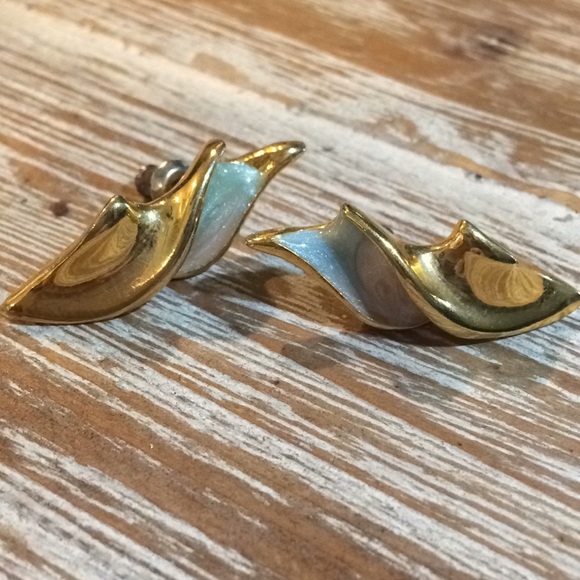 Pretty Gold Vintage Pierced Earrings - Picture 5 of 5